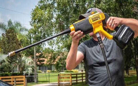 có nên mua máy rửa xe chạy bằng pin không